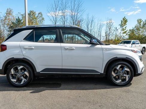 Used 2022 Hyundai Venue Limited image 5