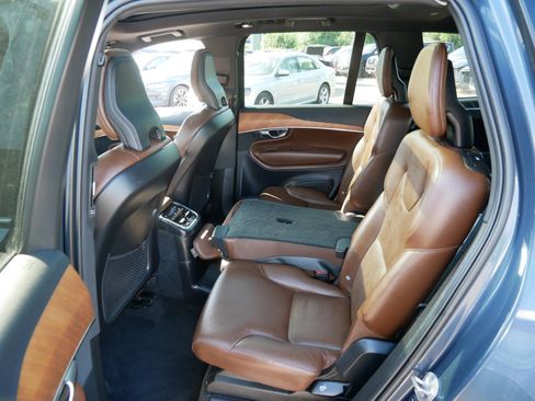 Certified 2023 Volvo XC90 T8 Plus AWD/4WD image 11