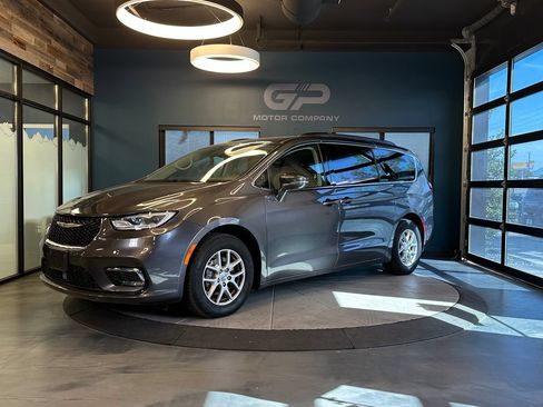 Used 2022 Chrysler Pacifica Touring-L FWD image 7