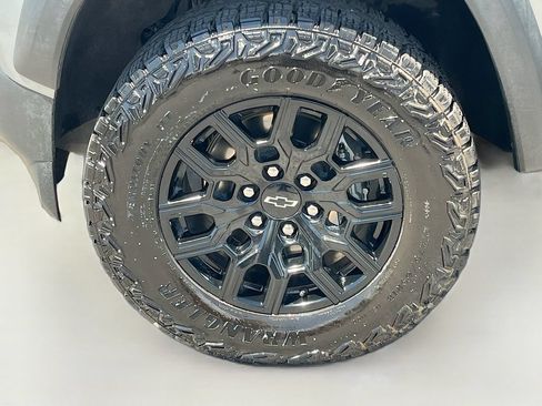 Used 2025 Chevrolet Colorado Trail Boss AWD/4WD image 31