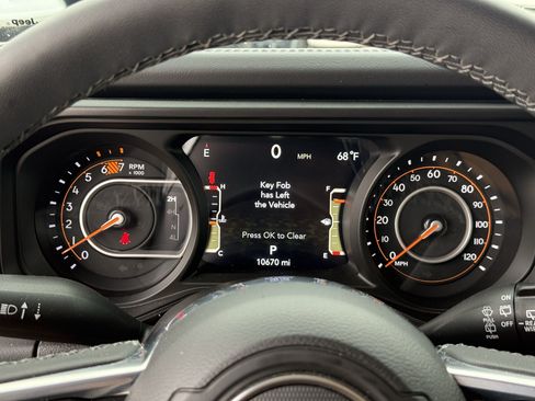 Used 2025 Jeep Wrangler Unlimited Sahara AWD/4WD image 19