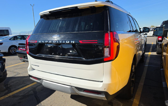 Used 2025 Ford Expedition Platinum w/ Platinum Ultimate Package AWD/4WD image 3