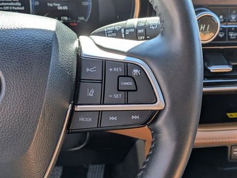 Used 2024 Toyota Highlander Platinum image 20