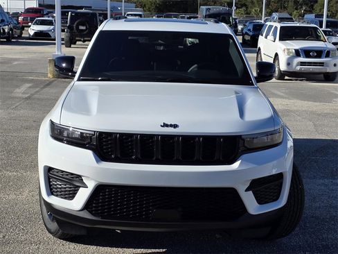 New 2025 Jeep Grand Cherokee Altitude image 2