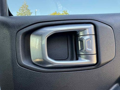 Used 2023 Jeep Wrangler Unlimited AWD/4WD image 32