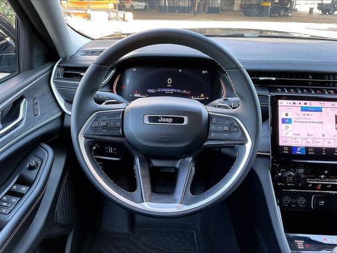 Certified 2023 Jeep Grand Cherokee L Limited AWD/4WD image 10