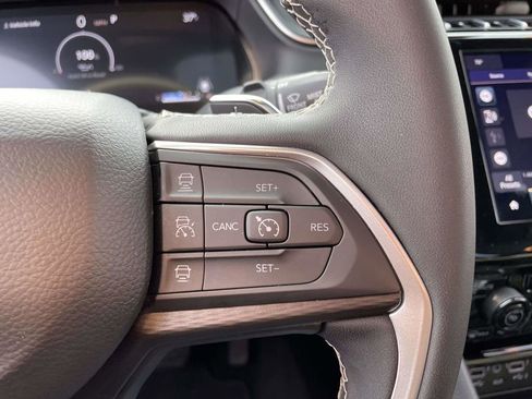 Used 2025 Jeep Grand Cherokee Laredo X image 31