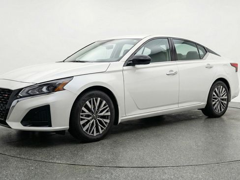 Used 2025 Nissan Altima 2.5 SV image 3