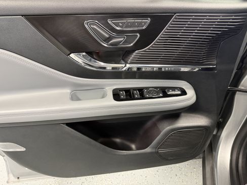 Used 2022 Lincoln Corsair FWD w/ Premium Package image 18