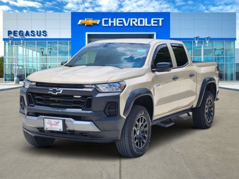 Certified 2024 Chevrolet Colorado Trail Boss w/ Technology Package AWD/4WD image 2