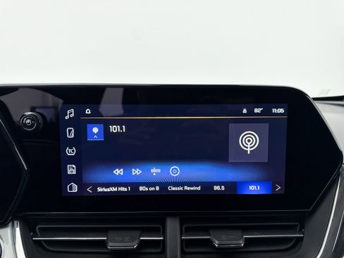 Used 2025 Chevrolet Trax LT w/ LT Convenience Package FWD image 4
