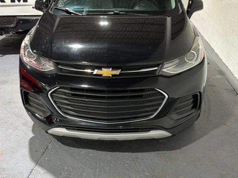 Used 2020 Chevrolet Trax LT w/ Driver Confidence Package FWD image 2
