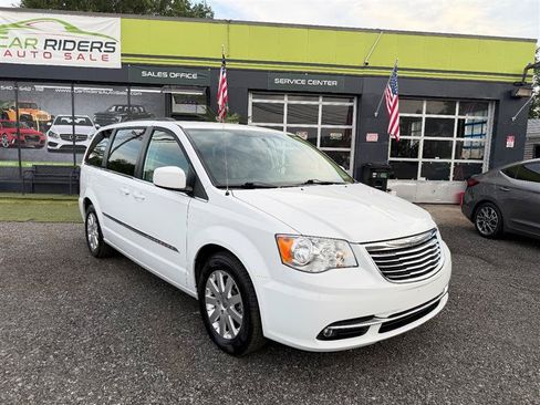 Used 2016 Chrysler Town & Country Touring FWD image 3