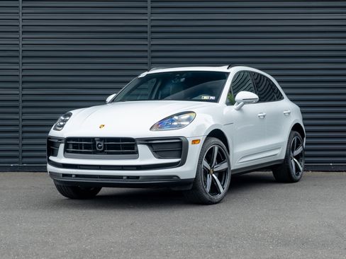 Certified 2025 Porsche Macan image 1
