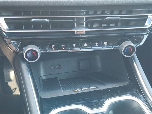 Used 2025 Chevrolet Traverse LT image 19