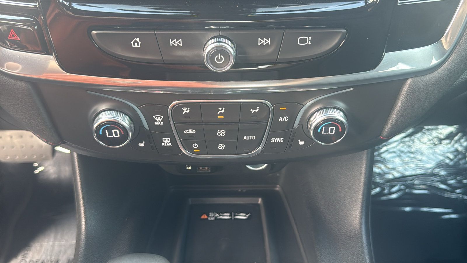 Used 2023 Chevrolet Traverse RS FWD image 18