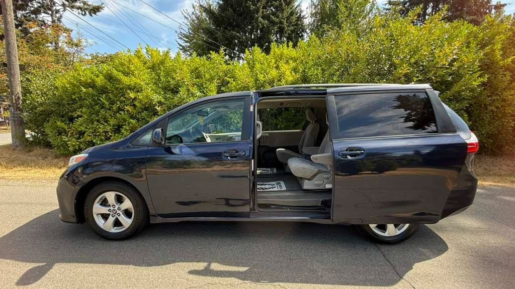 Used 2018 Toyota Sienna LE FWD image 14