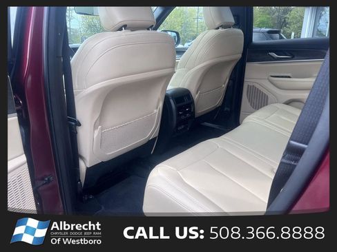 Used 2025 Jeep Grand Cherokee Limited AWD/4WD image 12