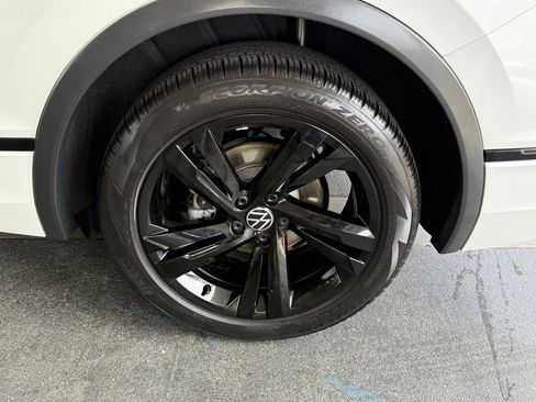 Used 2023 Volkswagen Tiguan SE R-Line FWD image 9
