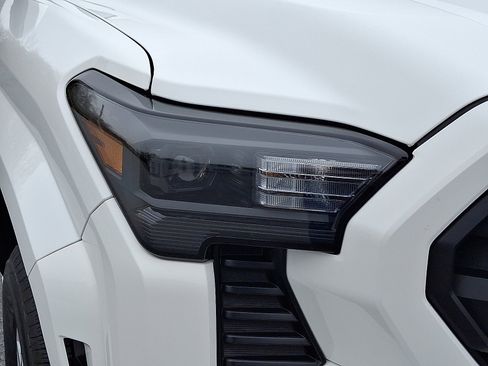 Certified 2024 Toyota Tacoma SR5 AWD/4WD image 10