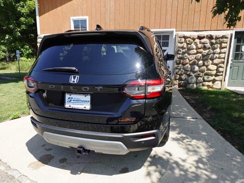 Used 2025 Honda Pilot TrailSport image 7
