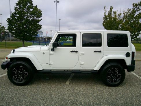 Used 2018 Jeep Wrangler Unlimited Sahara AWD/4WD image 32
