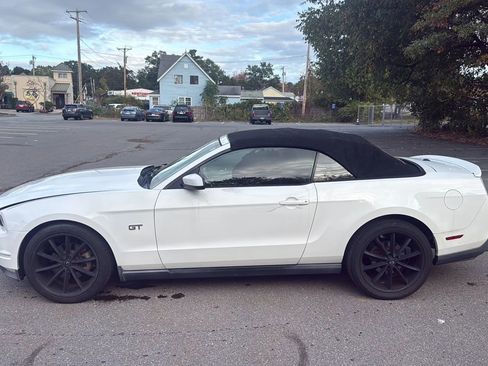 Used 2010 Ford Mustang GT Premium image 24