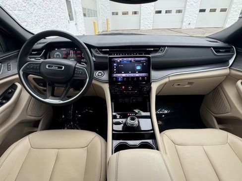 Used 2023 Jeep Grand Cherokee Limited image 14