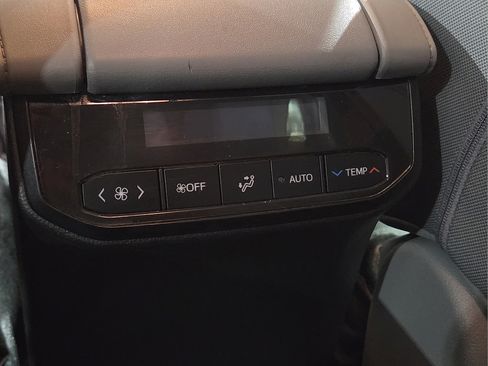 Used 2023 Toyota Highlander L FWD image 15