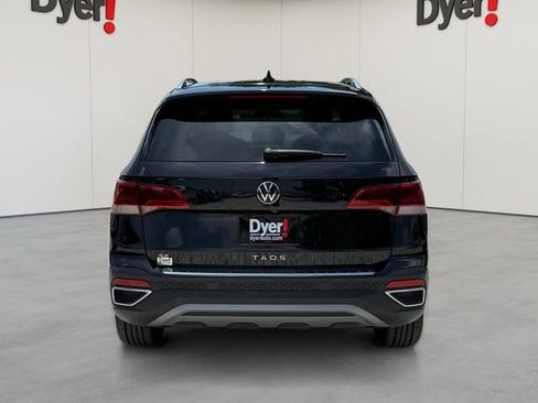 Used 2023 Volkswagen Taos SE w/ Panoramic Sunroof Package FWD image 5