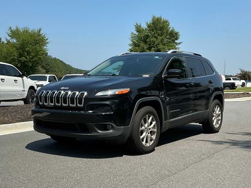 Used 2017 Jeep Cherokee Latitude w/ Cold Weather Group AWD/4WD image 11