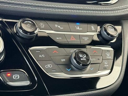 New 2026 Chrysler Pacifica Select image 18