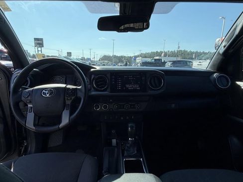 Used 2019 Toyota Tacoma TRD Off-Road w/ Technology Package image 3