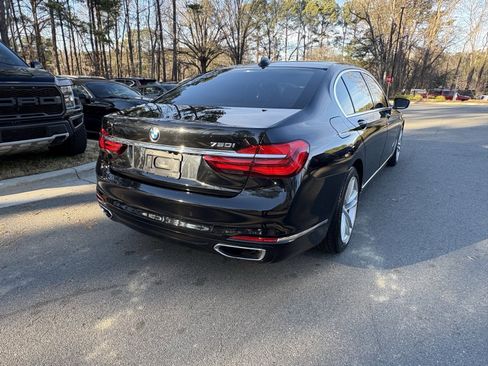Used 2018 BMW 750i image 7