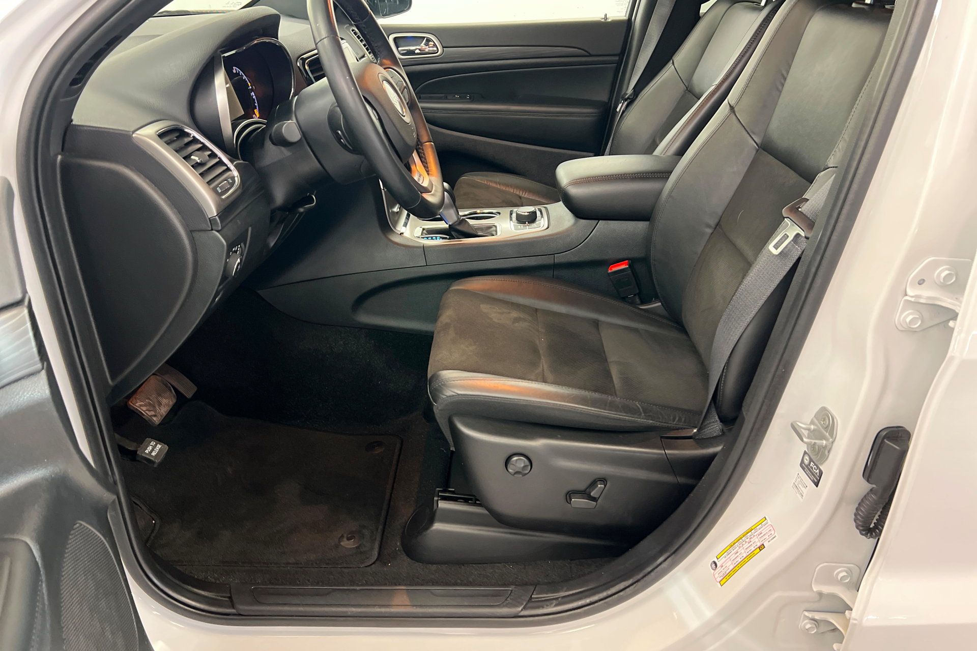 Certified 2022 Jeep Grand Cherokee Laredo X AWD/4WD image 17