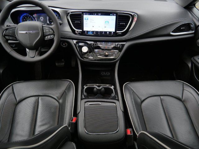 Used 2025 Chrysler Pacifica Limited FWD image 13