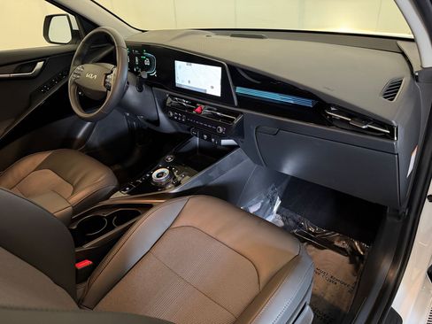 Used 2024 Kia Niro EX w/ EX Cold Weather Package FWD image 31