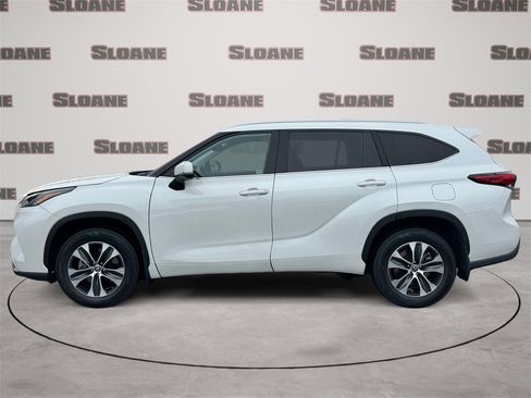 Used 2022 Toyota Highlander XLE image 2