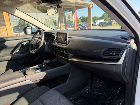 Used 2025 Nissan Rogue SV FWD image 22