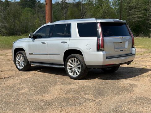 Used 2017 Cadillac Escalade Luxury image 3
