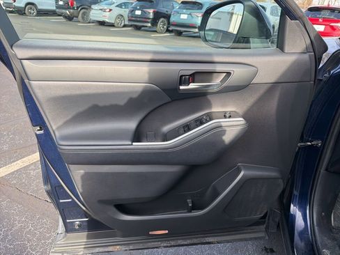 Used 2021 Toyota Highlander XLE image 19