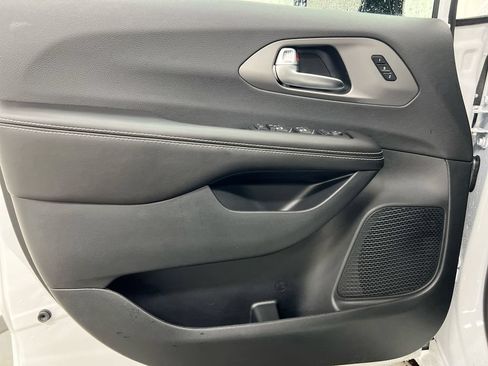 New 2027 Chrysler Pacifica Select AWD/4WD image 21