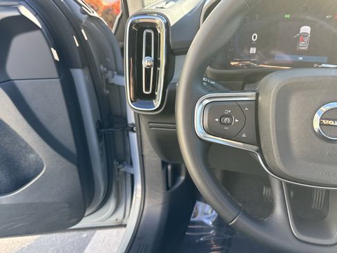 Used 2025 Volvo XC40 B5 Core image 19