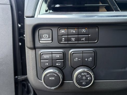 Certified 2025 Chevrolet Suburban Premier image 32