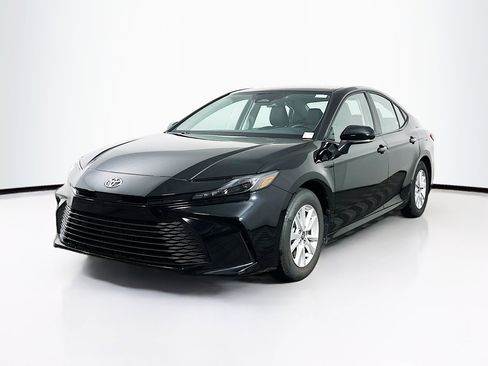 Used 2025 Toyota Camry LE image 3