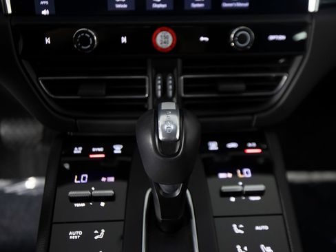 Certified 2026 Porsche Macan AWD/4WD image 26