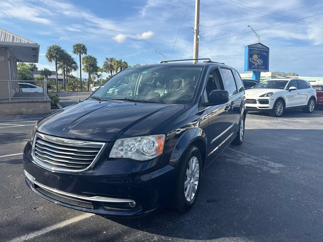 Used 2014 Chrysler Town & Country Touring FWD image 1