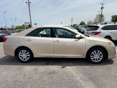 Used 2012 Toyota Camry LE image 3
