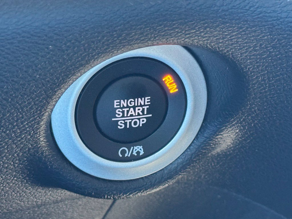 Used 2025 Chrysler Pacifica Select FWD image 28