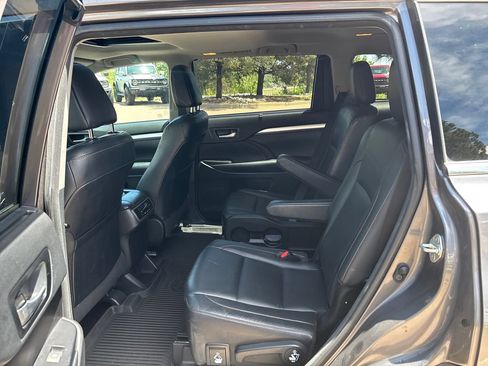 Used 2018 Toyota Highlander XLE AWD/4WD image 25